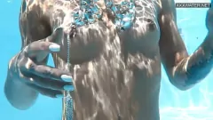play Swim y sexo al aire libre de la estrella porno húngara Zazie Skymm