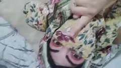 play Hijab-îmbrăcat arab MILF stropituri în timp ce soțul se roagă: orgasm real!