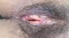 play Hairy Milf odsłania się po pieprzeniu plaży z gorącym bossem