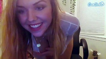 play Das sexy Mädchen zieht sich vor der Webcam aus, während sie sie liebt