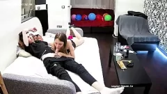 play Une superbe beauté européenne adore sucer profondément une bite et se déchaîne avec un gode en même temps