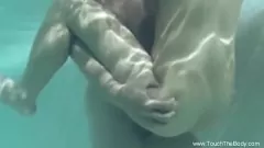 play Poczuj najwyższy relaks dzięki erotycznemu masażowi olejkiem wykonanemu przez azjatycką piękność