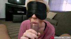 play Loira com os olhos vendados, meia-irmã adolescente, garganta profunda, pau grande em sessão de boquete interna