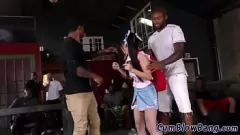 play Frumusețea asiatică își lingă păsărica și suge o pula uriașă într-o sesiune intensă de blowbang