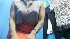 play Fată rusă amatoare reală cu sâni mari și sfarcuri care se schimbă în dressing - Kriss Wou