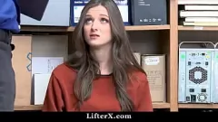 play Taccheggiatore adolescente catturato da un poliziotto e ricattato per fare sesso hardcore: l'unica via d'uscita è farsi scopare!