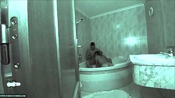 play Ela quer fazer sexo na água e o menino a puxa na banheira
