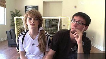 play La cachonda adolescente tiene sexo anal y luego le chupa bien la polla