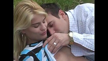 play Femei cu fund mare blonda fututa la iarba verde
