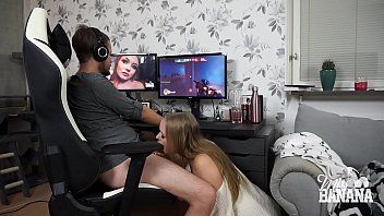 play Gamer lutscht seine blonde Freundin, die seinen Schwanz in der Muschi will