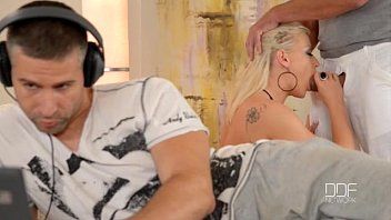 play Mihaela redd podwójnie penetrowała super brutalne słuchanie muzyki na słuchawkach