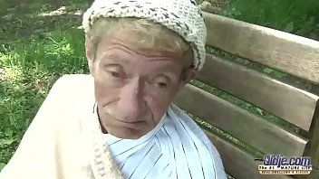 play Foda-se com o velho fazendo sexo no banco do parque com uma adolescente loira