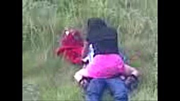 Fodendo no campo corvo senta-se acima e sexo