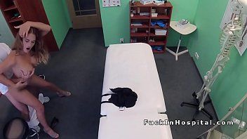 play Ella se folló a su médico cachondo muy duro