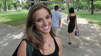 play Es bueno arrodillarse y oral polla en público a un joven horrible