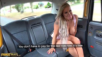 Bianca milf excitaticul se dezbraca in taxi si face xxx
