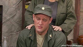 play Xxx in het leger met de opgewonden sergeant die haar neukt met een getalenteerde soldaat