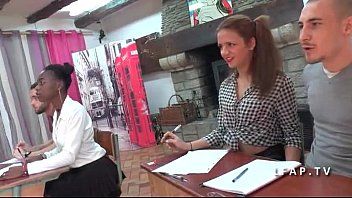 play Porno con jovencitas y viejas xxx criolla a la antigua en el cuello del director