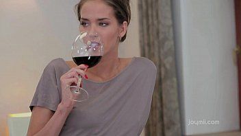 play Cordaci bea un pahar de vin dupa care fac xxx