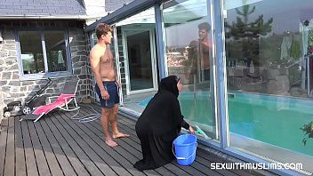 play Baiser l'arabe avec la bite orale dans la piscine 2018