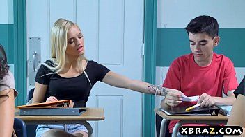 play Un estudiante con ganas de tener sexo en la escuela.
