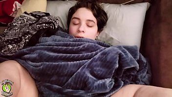 play Alexa se despierta por la noche con un pene grande y no folla