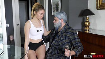 play O avô de barba branca obriga a neta a fazer sexo oral e depois a puxa para uma cadeira