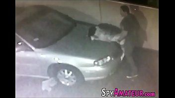 play Baiser des voitures sur le capot surpris par une pièce placée par le public