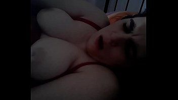 play Amateur-Dorfmädchen mit weichen Lippen und großen Brüsten will Oralsex machen