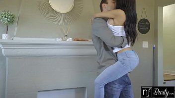 play La fille a des seins ronds et vous veut avec sa bite élevée