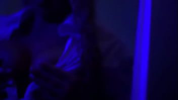 play La fille blonde qui a un gros cul bouge très bien