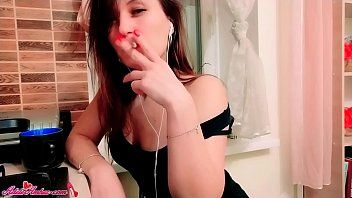 play Due bellissime ragazze adolescenti che vogliono masturbarsi in una roulotte dopo aver fumato