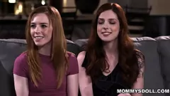 play Stepmom Lauren Phillips ne peut pas résister à la séduction des demi-sœurs lesbiennes Scarlett Mae et Madi Collins