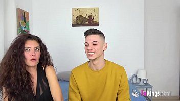 play La mère de 45 ans a des relations sexuelles hardcore avec son fils de 21 ans