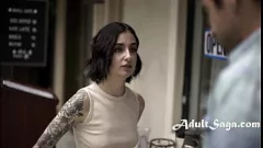 play Dünne Teenie -tätowierte Baristas anale Jungfräulichkeit gestohlen