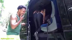 play A bunda apertada do MILF brasileiro se estendeu até o limite em sexo áspero de van